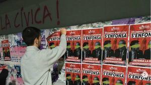 Pegada de carteles contra la apropiación independentista de las universidades catalanas, este lunes.