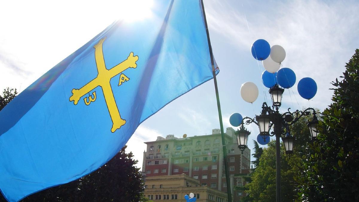 Celebración en Oviedo, con la bandera de Asturias.