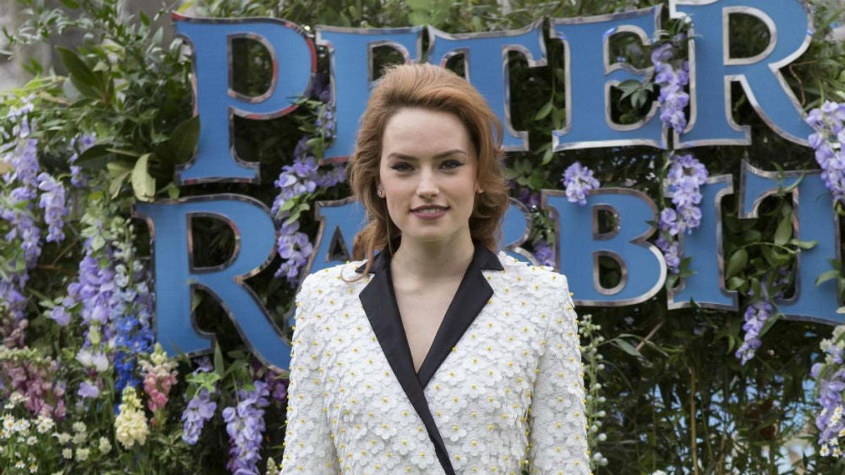 Daisy Ridley se rinde ante la moda de Teresa Helbig