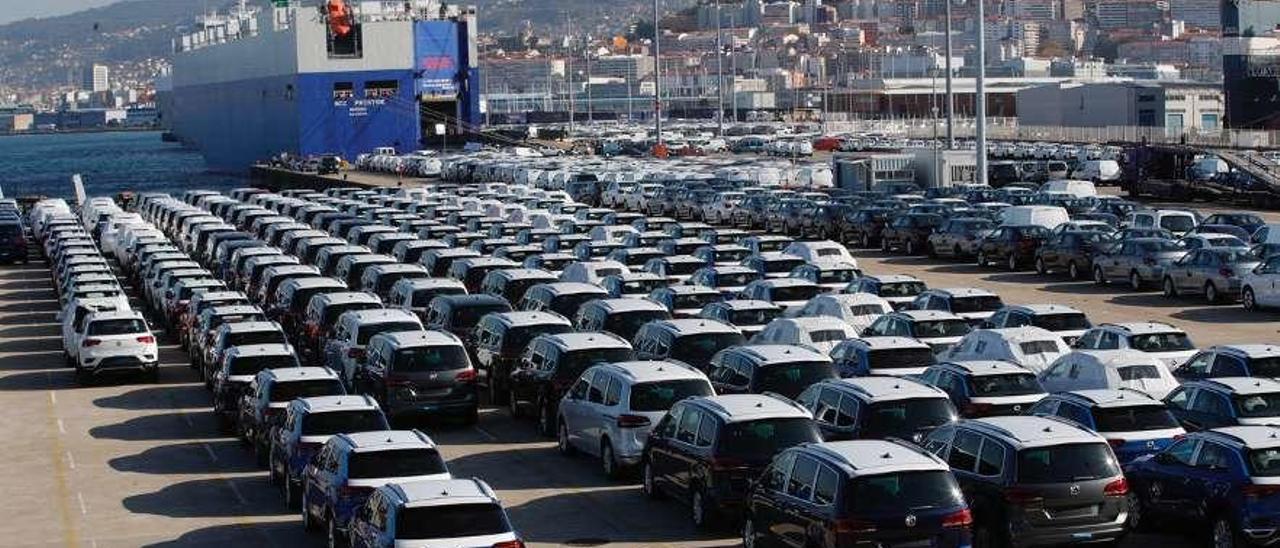 Volkswagen producidos en Portugal, estacionados en la terminal Ro-Ro de Bouzas. // Ricardo Grobas