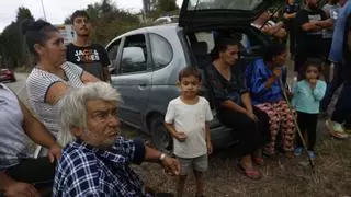 Habla la familia afectada por el incendio en una chabola en Luanco: "Queremos una vivienda; el Ayuntamiento nos ha dejado aquí tirados"