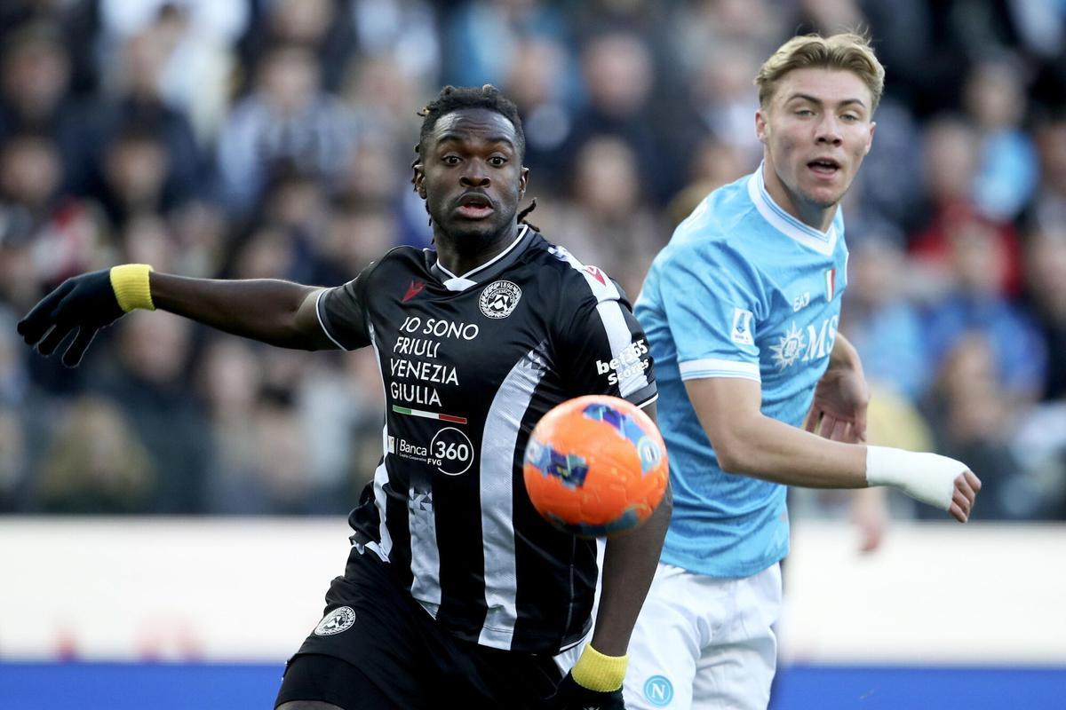 Oumar Solet y Rasmus Hojlund en acción durante un partido de la Serie A
