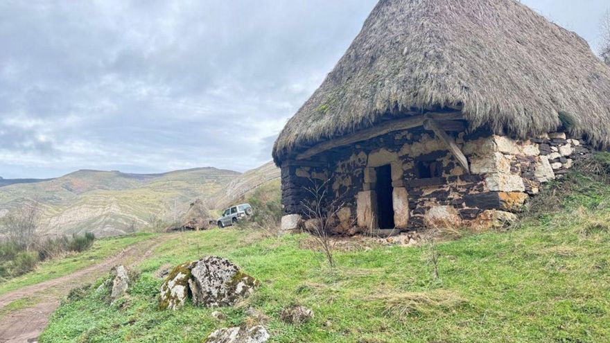 Uno de los teitos de Somiedo donde está previsto construir la quesería. |