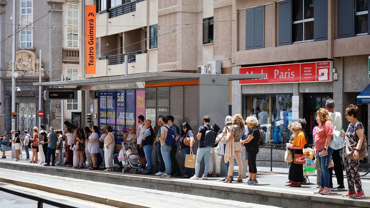 Colas en las paradas del tranvía en Tenerife
