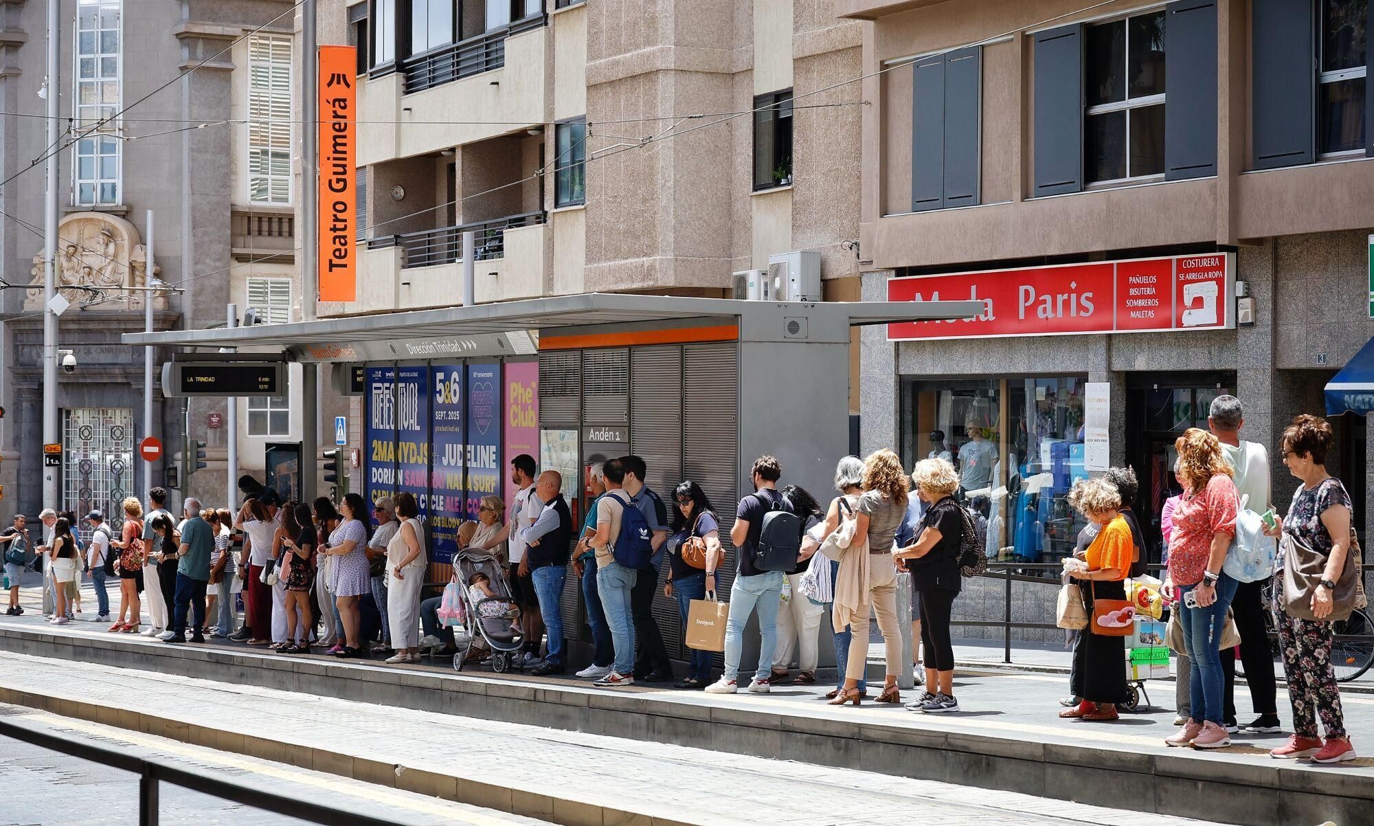 Colas en las paradas del tranvía en Tenerife