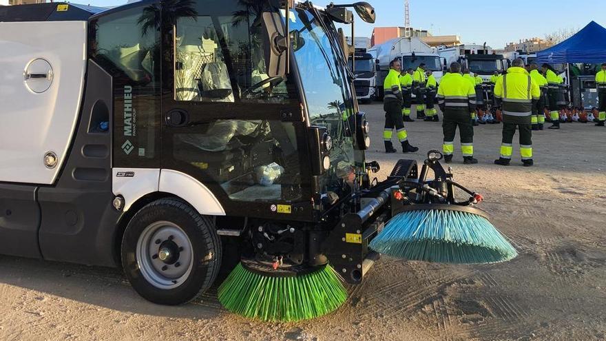 La nueva maquinaria para la limpieza viaria de El Campello: sopladoras, hidrolimpieza,...