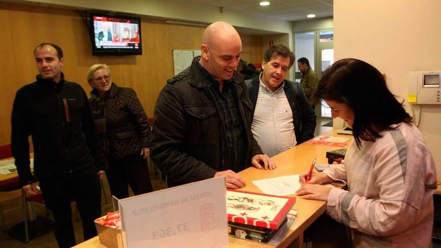 José Ramón García, en el momento de formalizar su precandidatura en la sede del PSOE de Gijón.