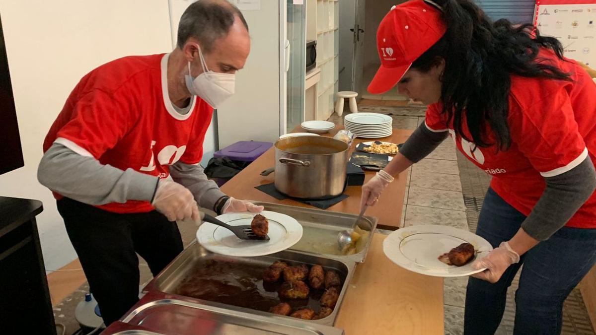 Los voluntarios elaboraron y distribuyeron los menús para las personas en situación vulnerable.