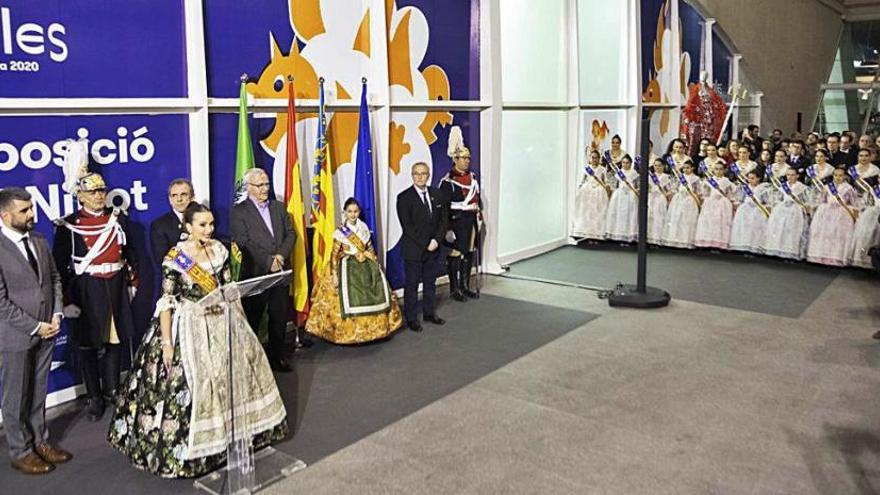 Inauguración de la Exposición del Ninot con las falleras mayores y Pere Fuset, aún en el cargo.