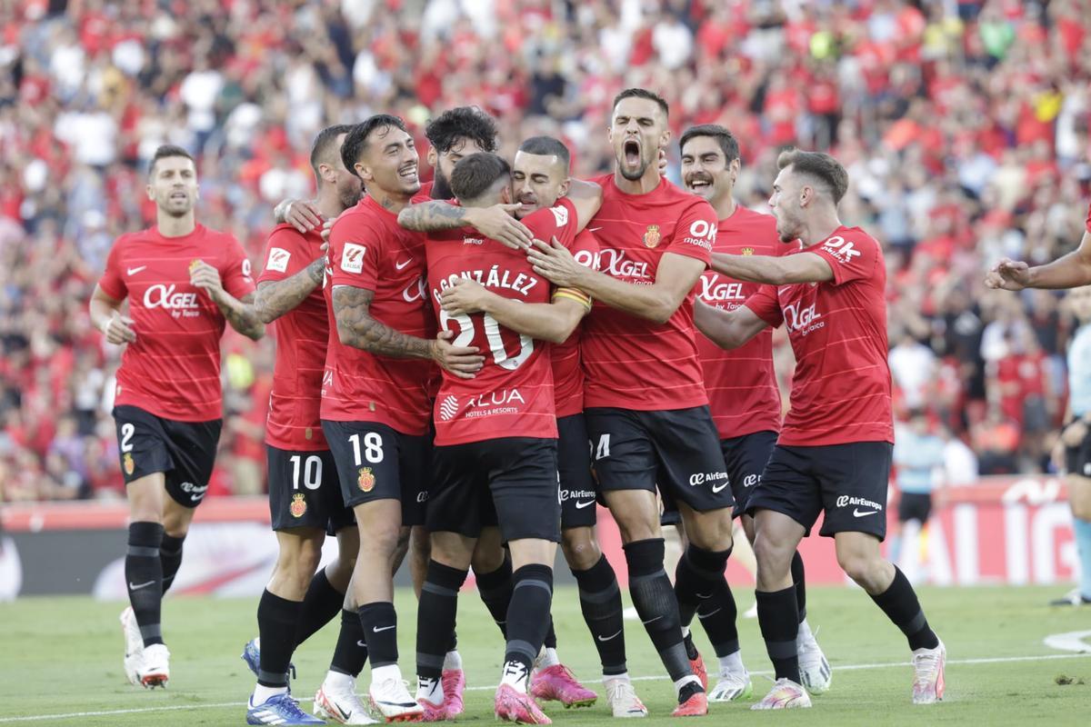 Jugadores del Mallorca celebran el gol al Valencia en el último partido de Liga