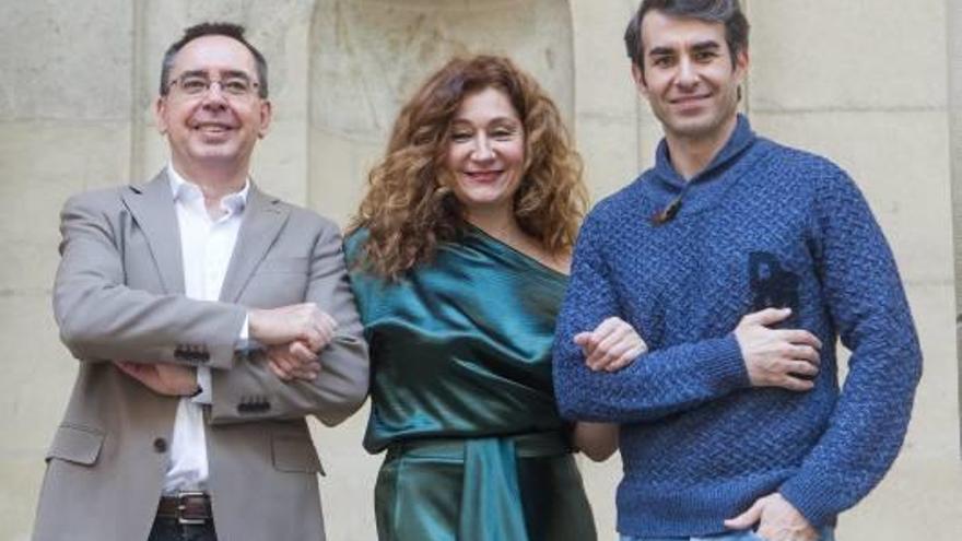 El dramaturgo Eduardo Galán, la actriz Chiqui Fernández y el actor Dani Muriel, ayer en el Teatro Principal de Alicante.
