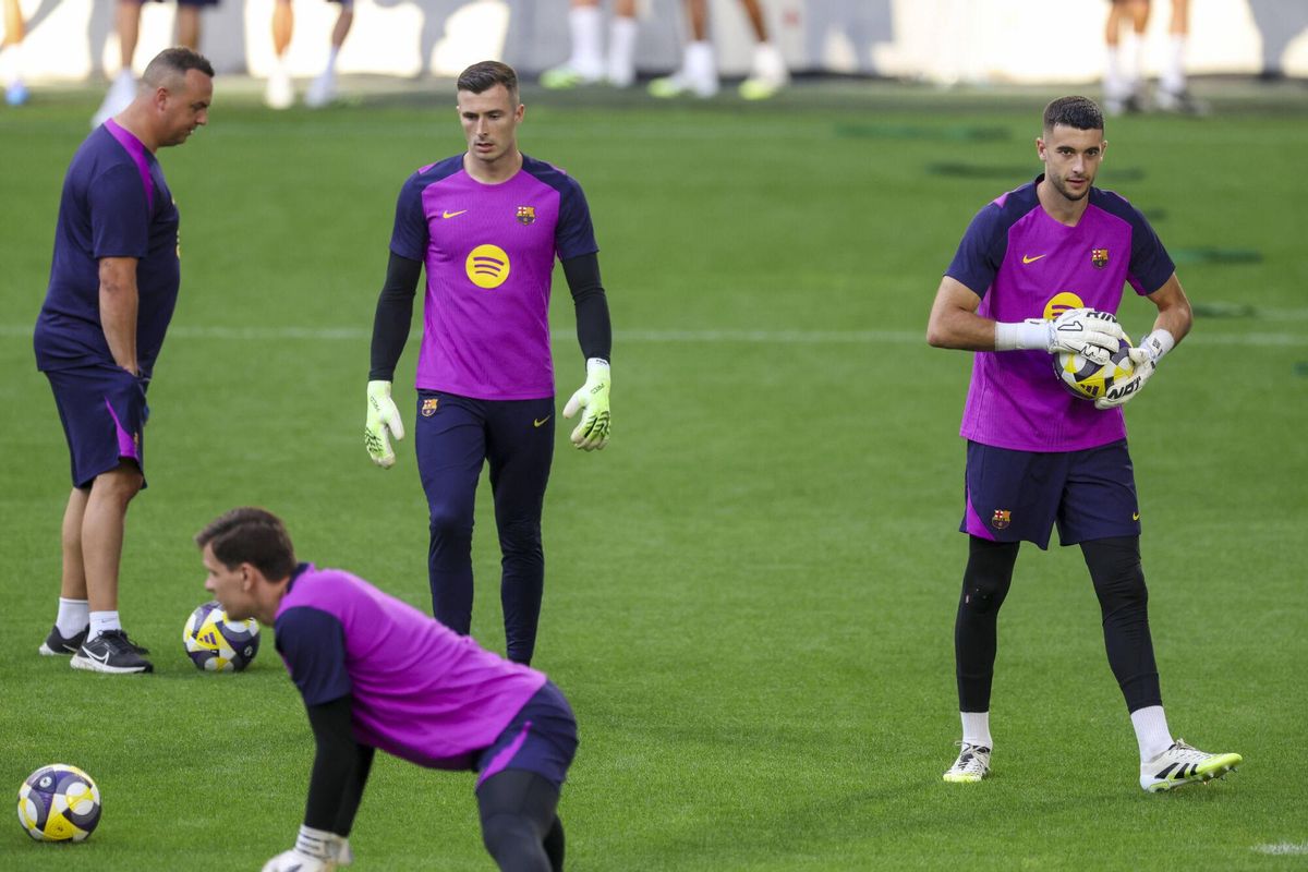 Iñaki Peña, Joan Garcia and Szczesny in preseason training.