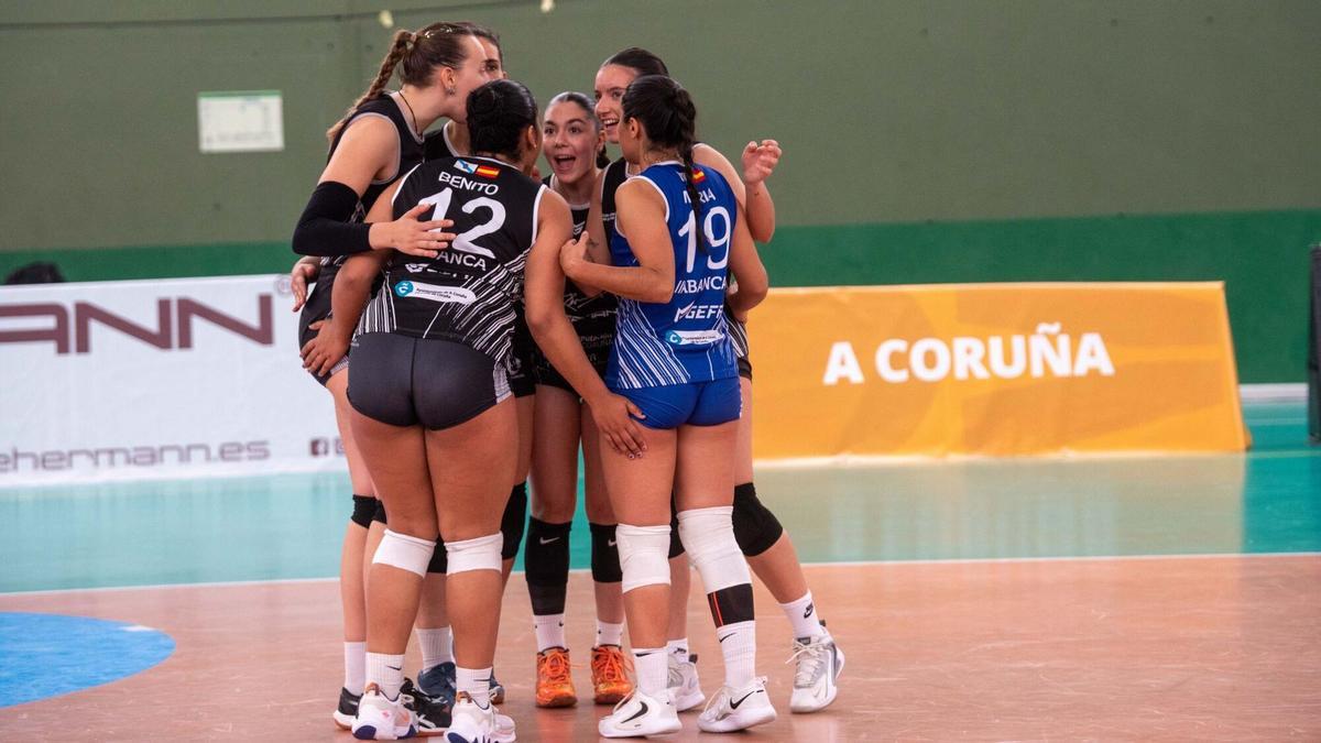 Las jugadoras del CV Ciudad de A Coruña celebran un punto en el Barrio de las Flores.