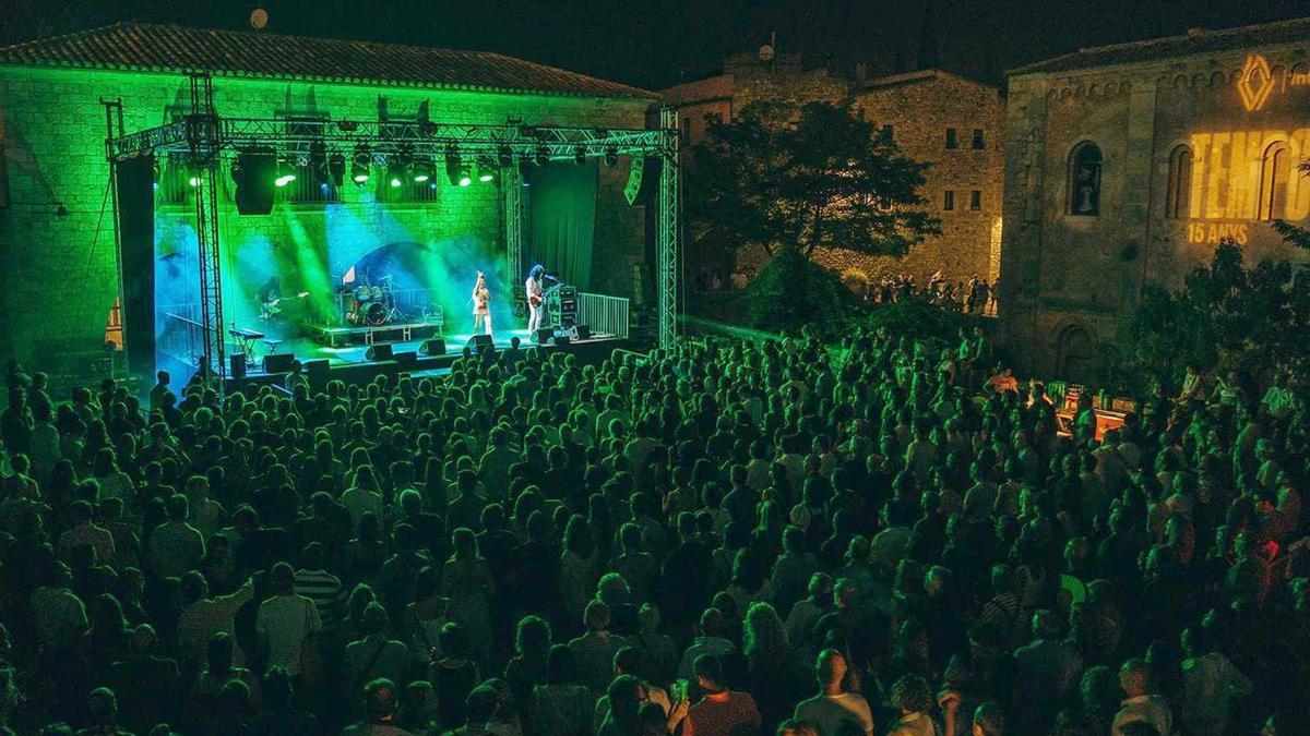 La banda MAJESTY en un concert a la plaça dels Jurats de Girona.