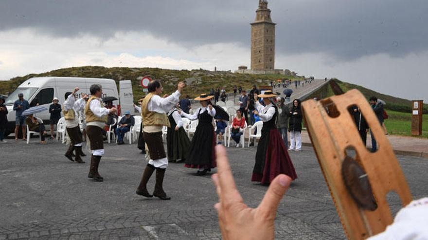 Nubes oscuras sobre la Torre de Hércules, ayer.