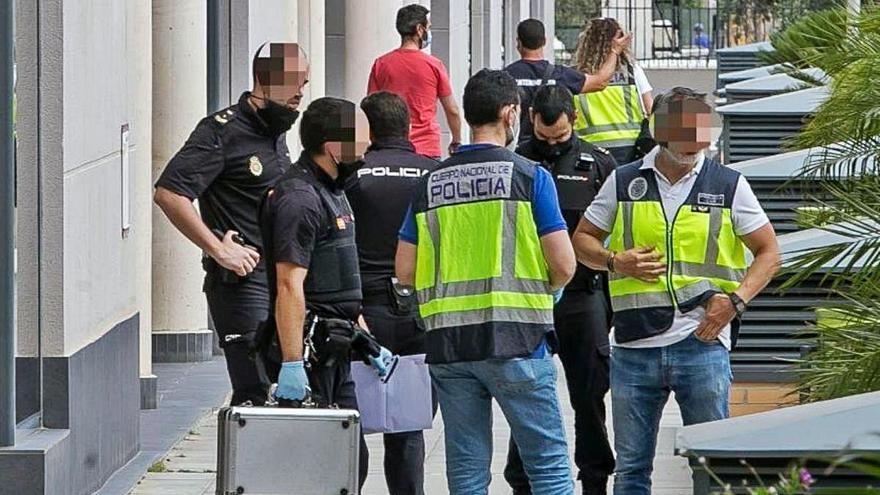 La Policía, ayer, en la urbanización donde se produjo la agresión.