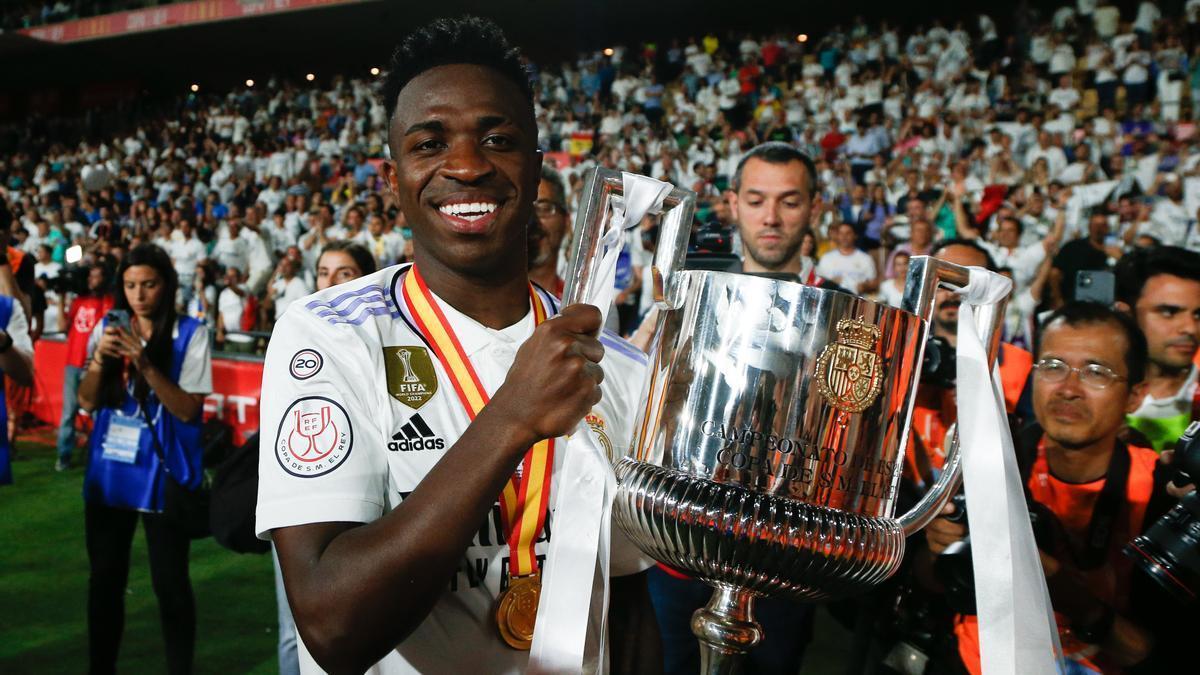 Vinicius posa con el trofeo de la Copa del Rey.