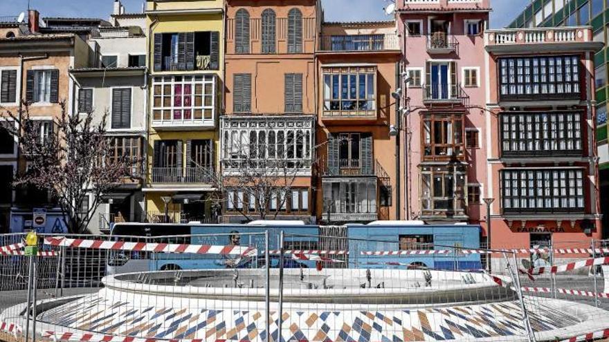 Neue bunte Kacheln schmücken Brunnen an Palmas Plaça de la Reina