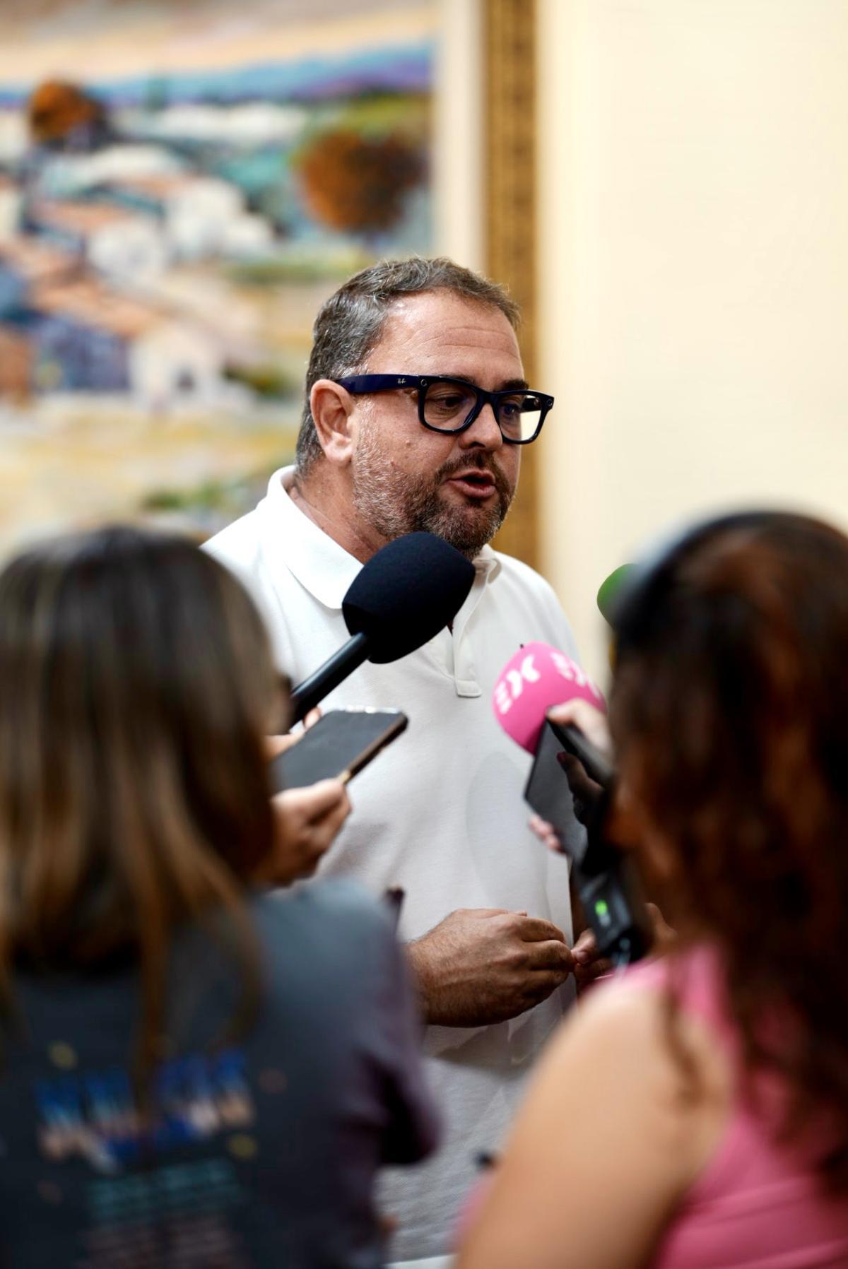 El alcalde de Mérida, Antonio Rodríguez Osuna, atiende a los medios de comunicación tras finalizar el pleno municipal de este jueves.