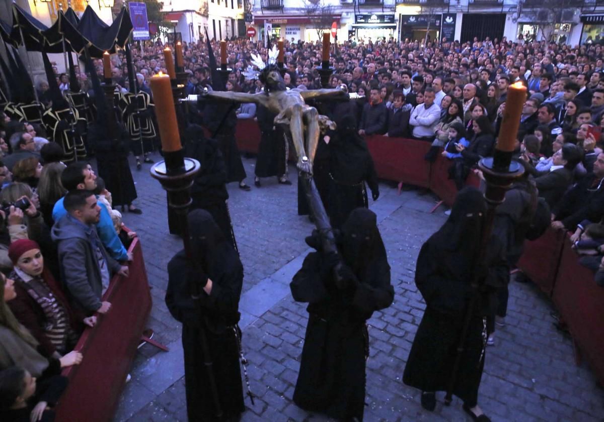 El Vía Crucis enseña el recogimiento de la Semana Santa cordobesa