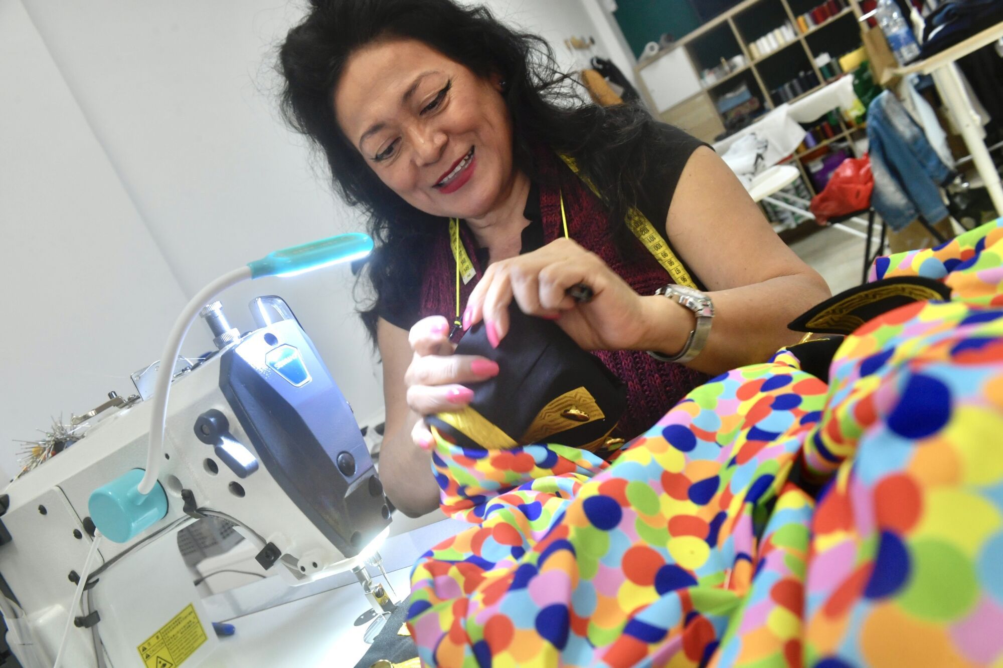 Confección de disfraces en el taller de costura Kallpa y puntos