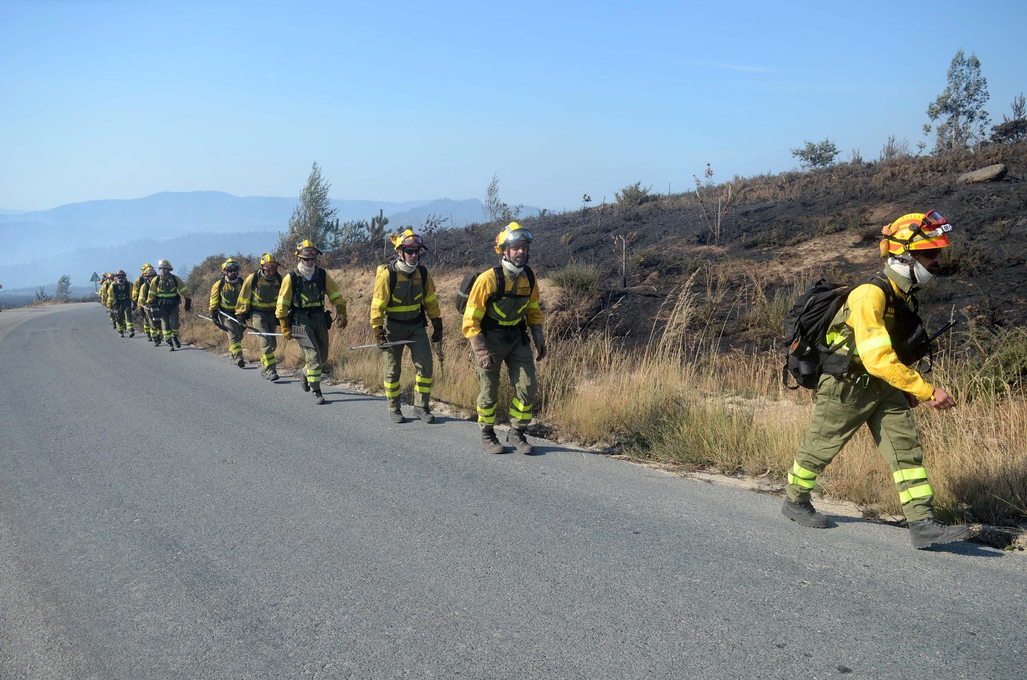 Jornada de humo y cenizas en Arousa con hasta cuatro focos activos