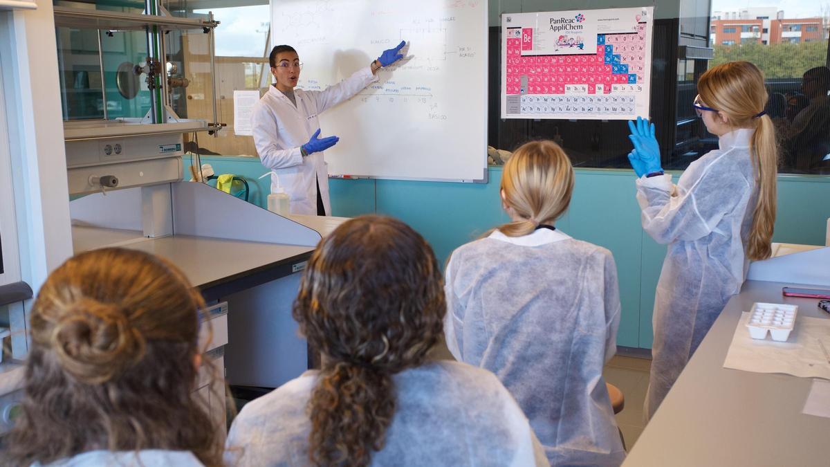 Más de 1.130 estudiantes de 4º de la ESO y Bachillerato visitan los laboratorios de la Facultad de Ciencias