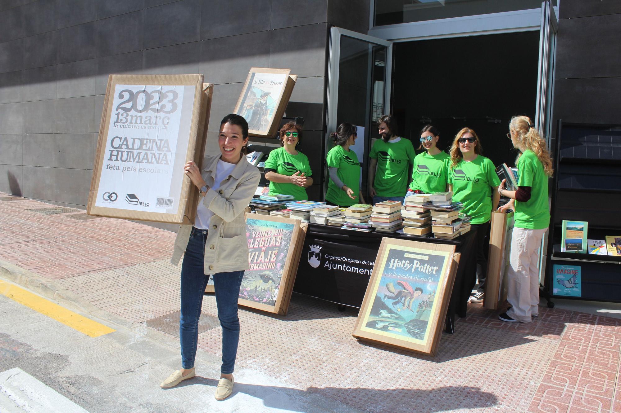 Cadena humana en Orpesa para trasladar libros a la nueva biblioteca