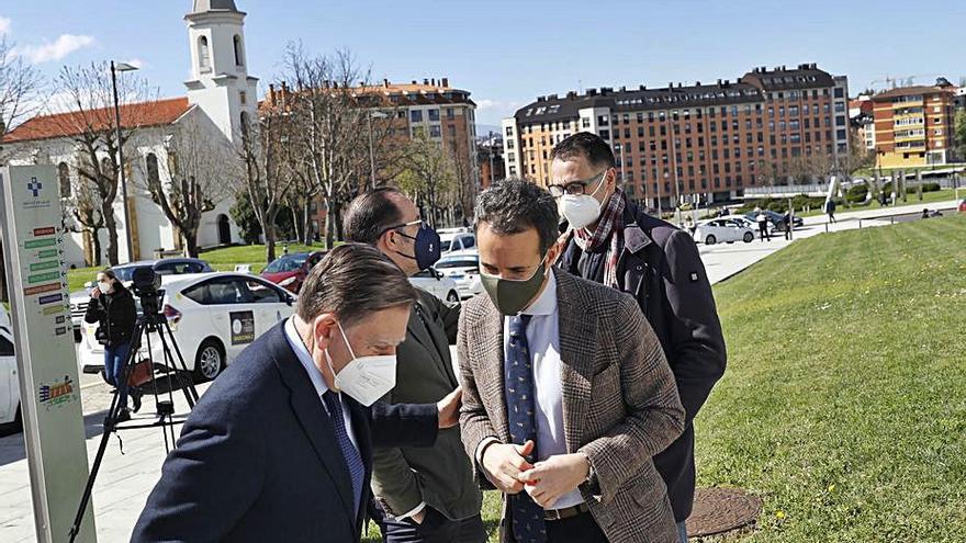 En primer término, Alfredo Canteli y Nacho Cuesta; detrás, los concejales Mario Arias (izquierda) y José Luis Costillas. | Marcos León 