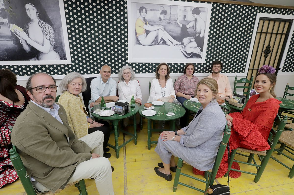 Amigos y familiares en El Arenal el miércoles de Feria