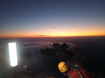 Galeria de fotos: «Llum i llibertat» il·lumina les agulles de Montserrat