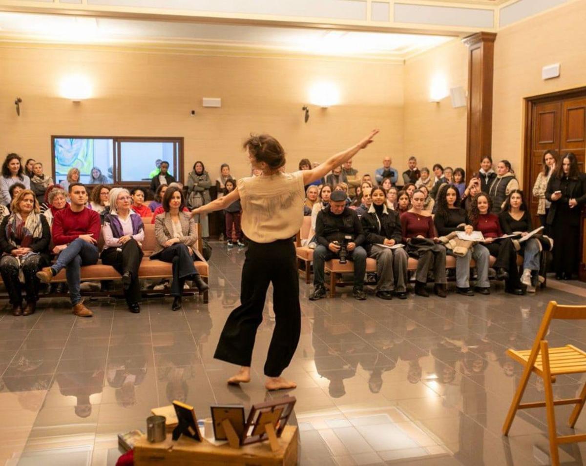 Laura Bailón ofreció una breve composición de danza.  |