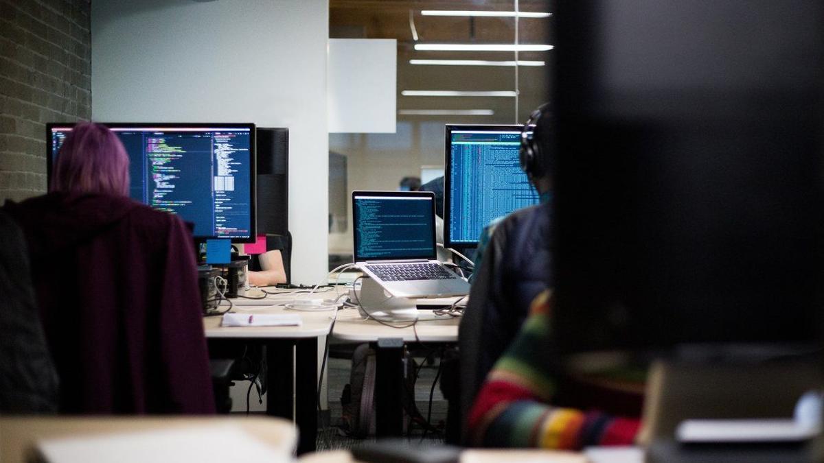 Trabajadores en un call center.