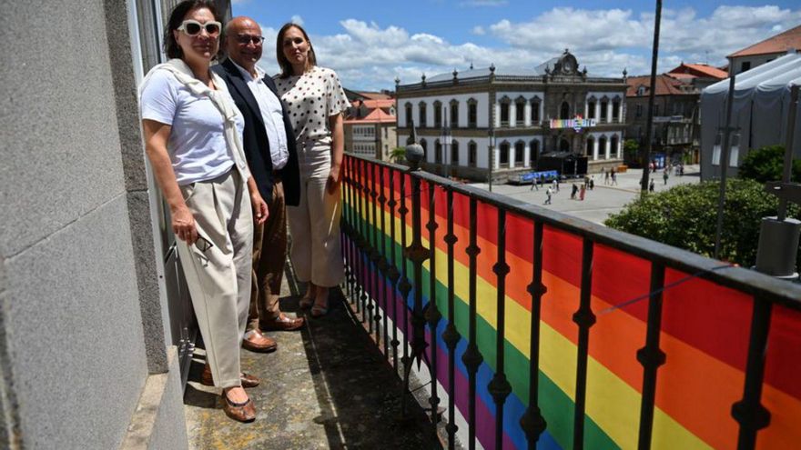 La Subdelegación luce la bandera LGTBI | R.V.