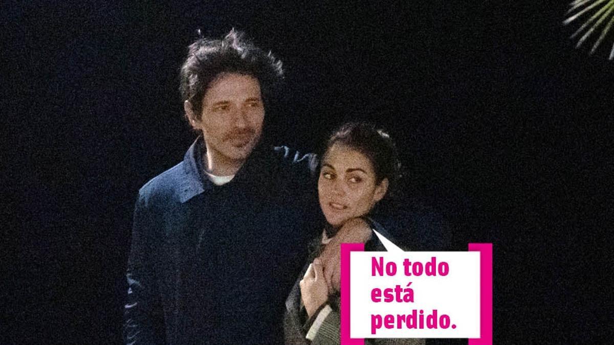 Andrés Velencoso y Lara Álvarez cogidos paseando y abrigados