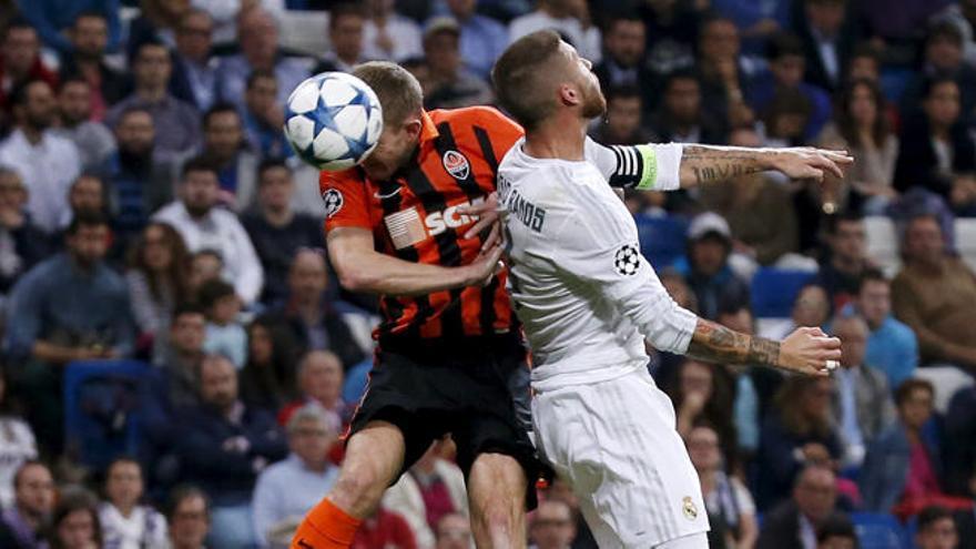 Ramos disputando un balón.