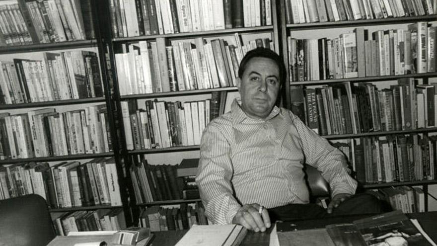 Claudio Rodríguez en su biblioteca personal.