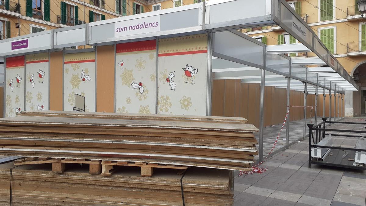 El montaje de las casetas del mercadillo navideño de la plaza Major se ha iniciado esta semana.