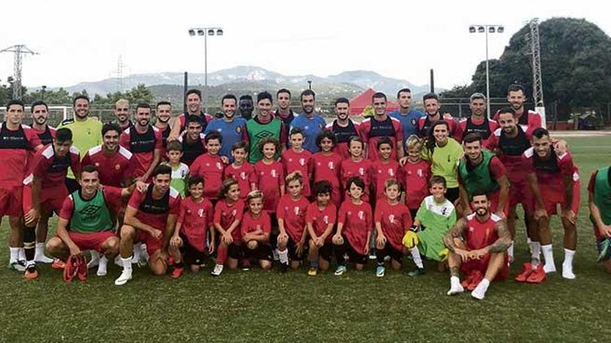 Los jugadores del Mallorca posan con los niños del Campus de la Fundació en Son Bibiloni.