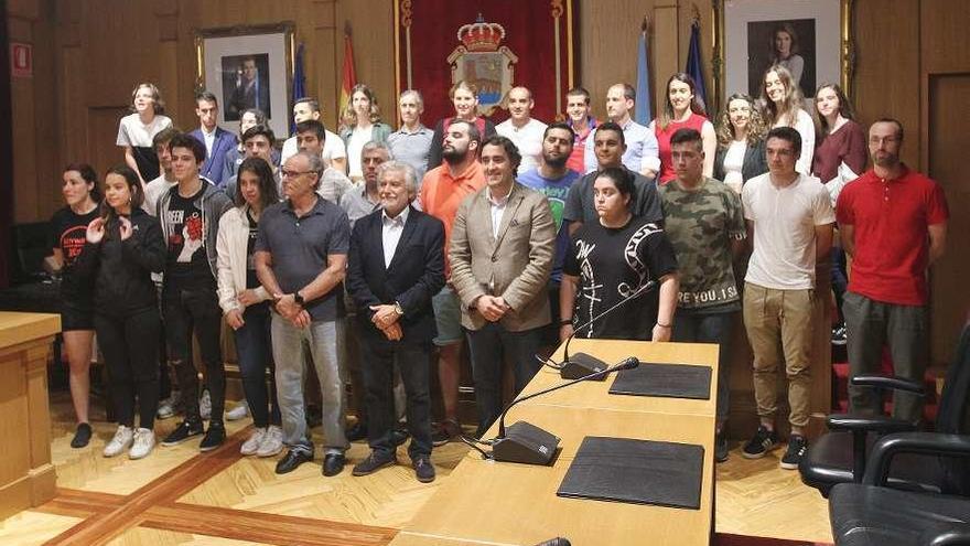 Foto de familia de parte de los premios con el vicepresidente de la Diputación. // Iñaki Osorio