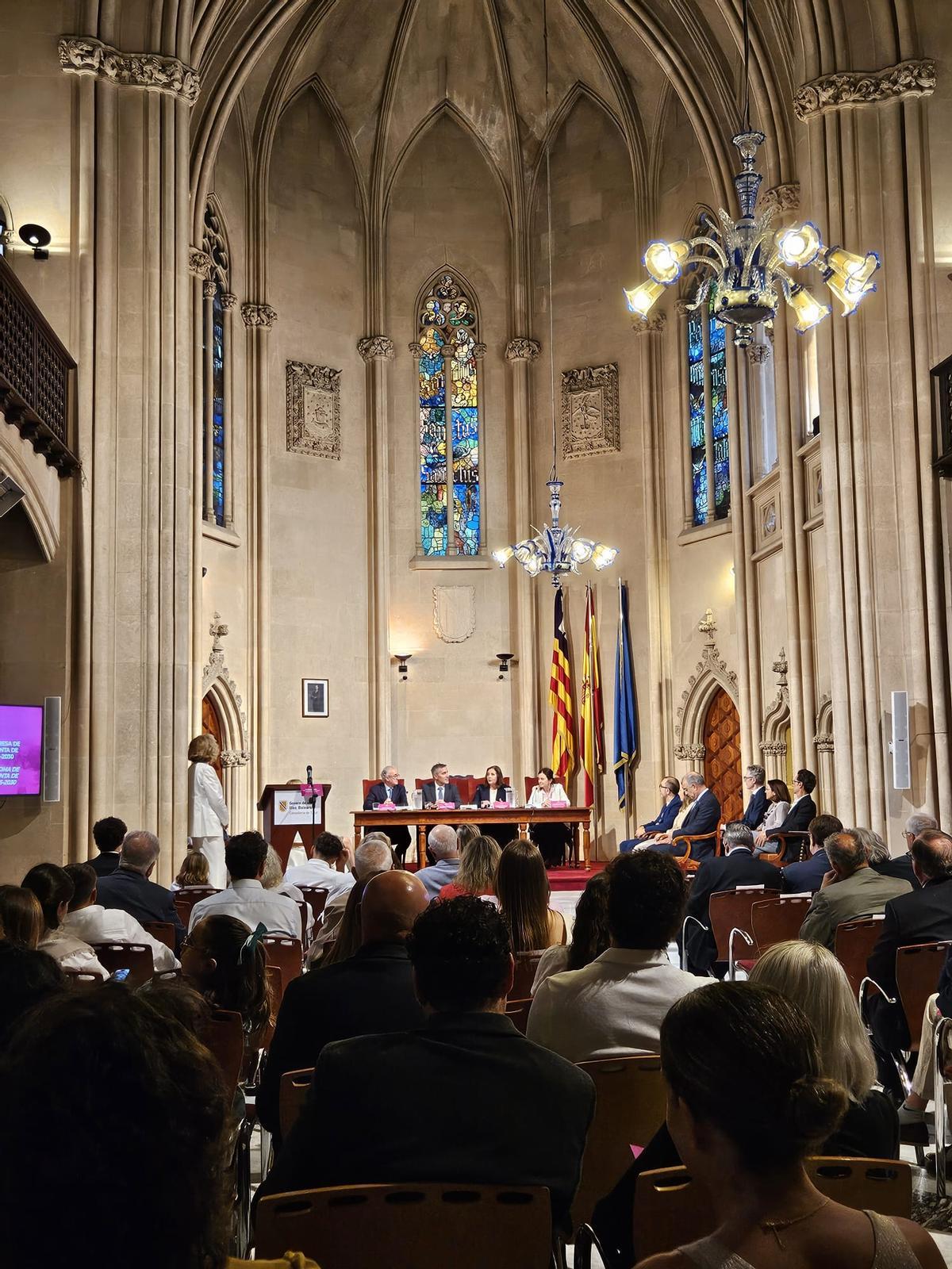El doctor Carles Recasens toma posesión como presidente del Colegio de Médicos de Baleares en su segundo mandato.