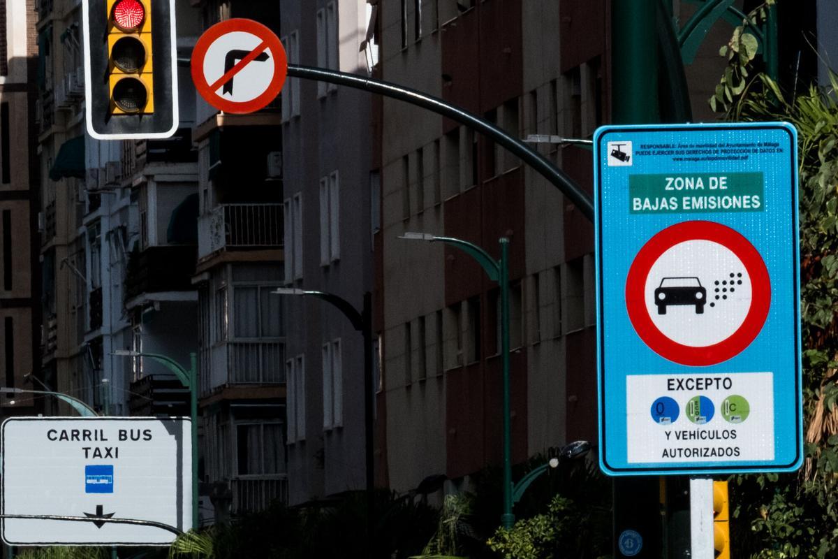 04-11-24 Málaga, Capital: Señalización de zonas restringidas a la circulación de vehículos de bajas emisiones . (Fotografía: Gregorio Marrero/La Opinión)