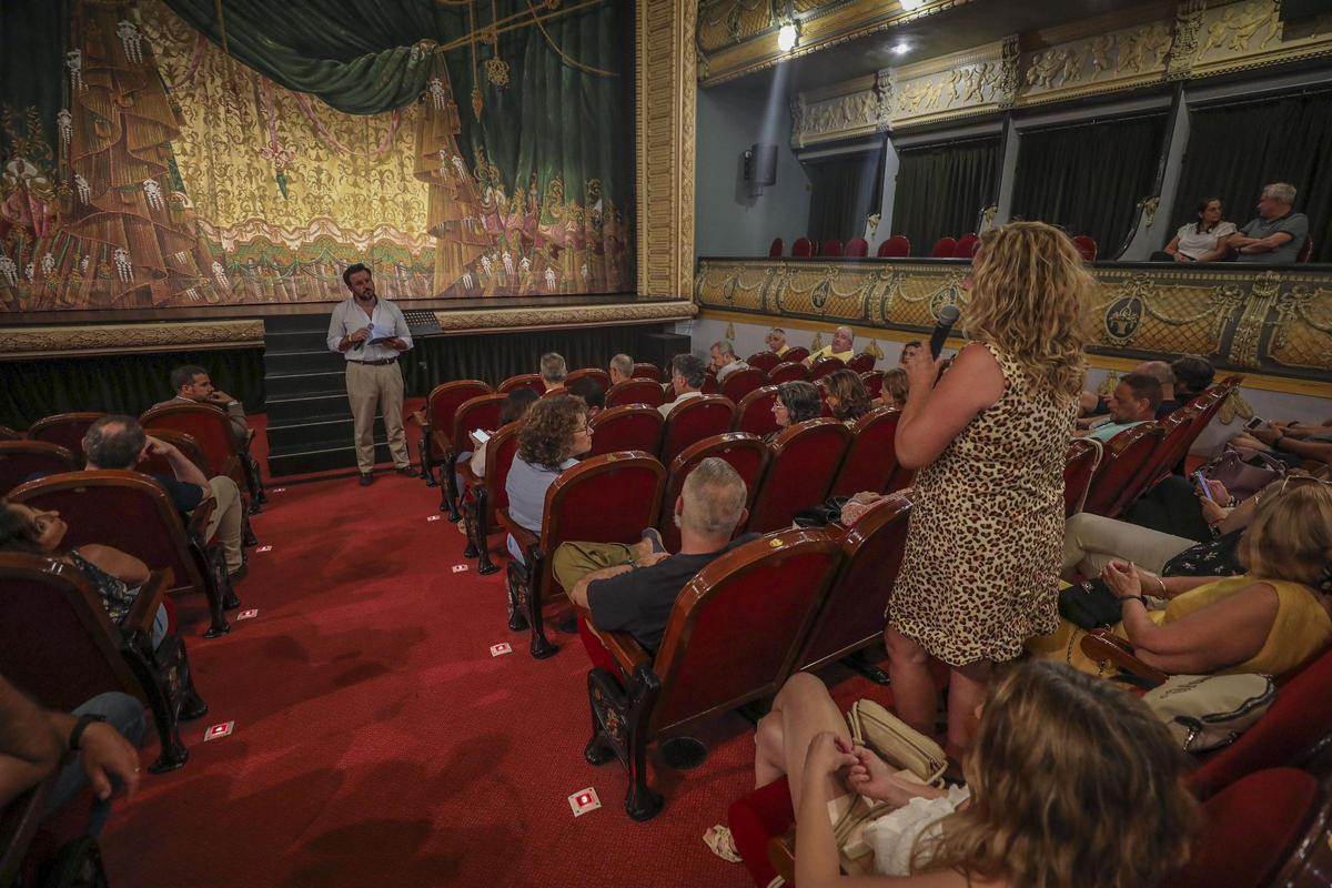 Ruz, al comienzo del mandato, en una reunión que mantuvo con los funcionarios en el Gran Teatro de Elche