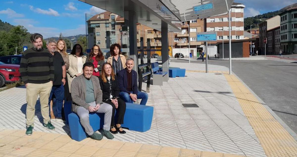 Representantes de la Corporación municipal y del Principado, en el intercambiador de la Pola. | L. M. D.