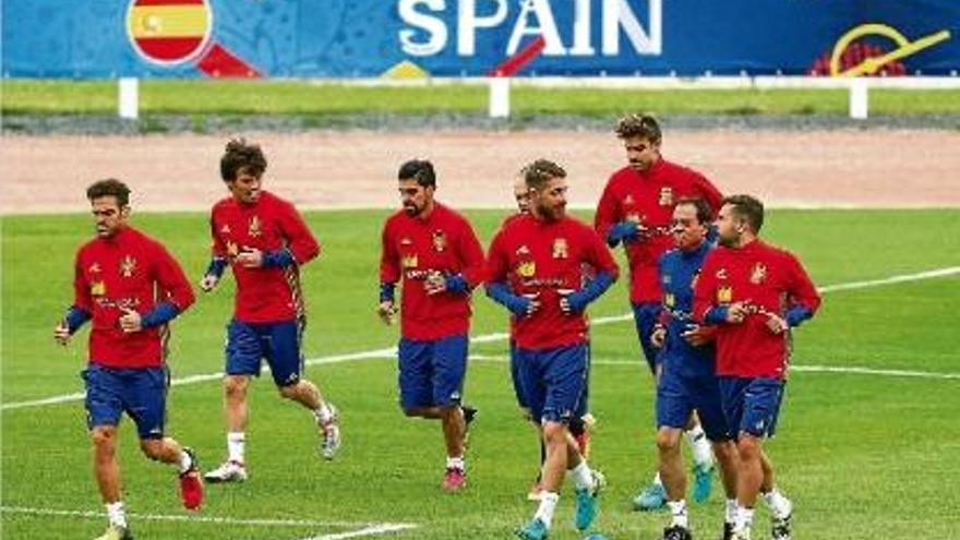 La selecció espanyola es va entrenar ahir a l&#039;Illa de Ré abans de cobrir un miler de quilòmetres fins a Niça.