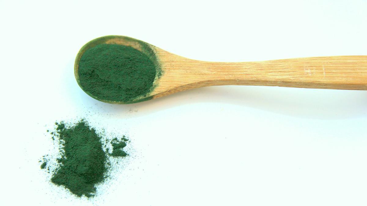 La espirulina es un superalimento que se encuentra en polvo.