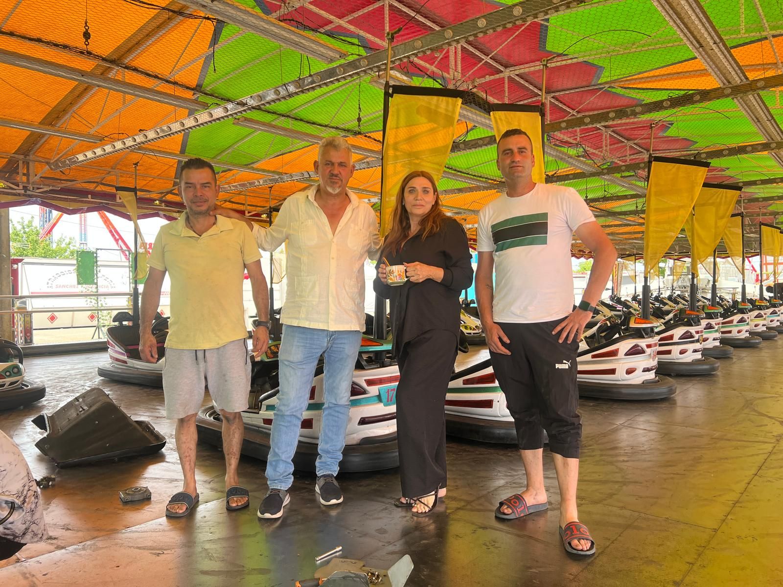 Francisco Vega, representante de la plataforma de feriantes de Extremadura, junto a compañeros en el recinto ferial de Cáceres.