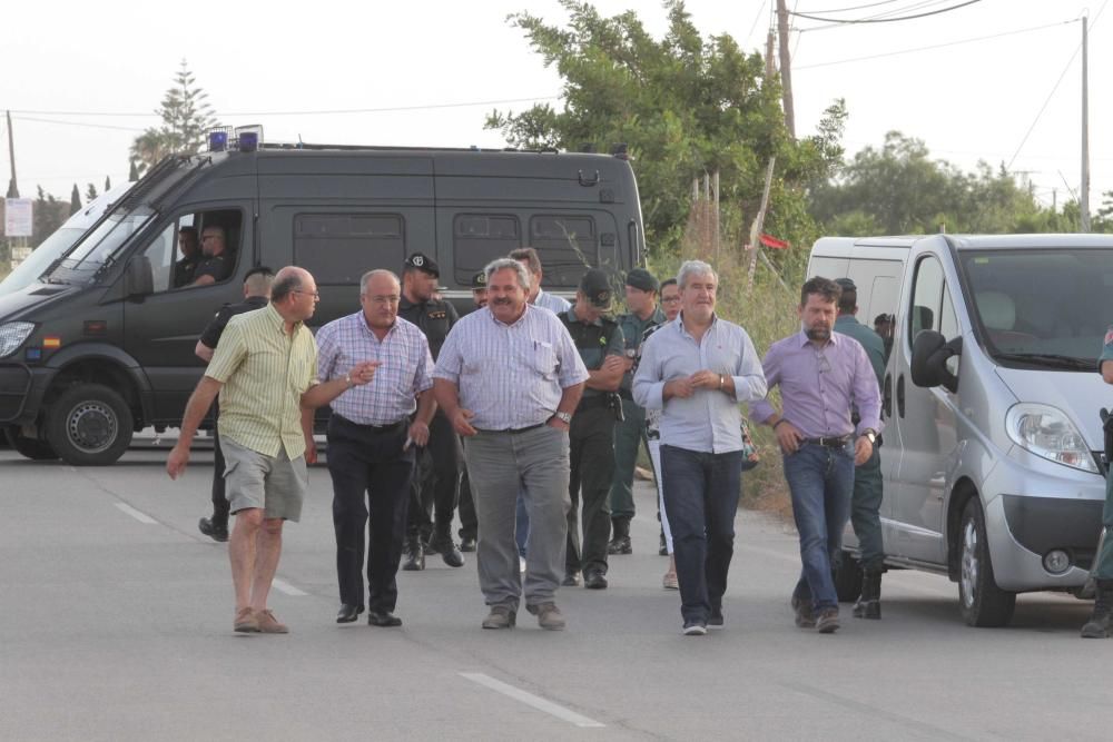 Protesta agricultores por el sellado del desagüe