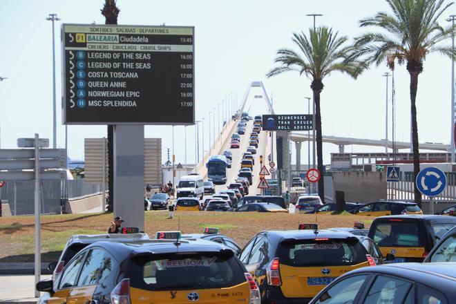 Taxistas denuncian atascos "descomunales" en el acceso a las terminales de cruceros de Barcelona: "Hay quien pierde el barco"