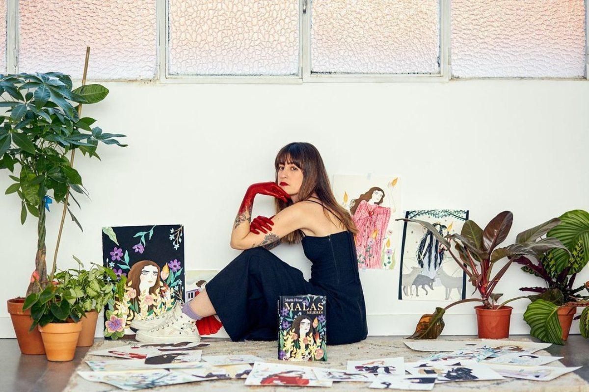 La ilustradora María Hesse, con su último trabajo, 'Malas mujeres'